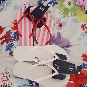 2 pairs NWT gap flip flops